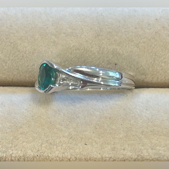 14KT White Gold Natural Diamonds and Natural Emerald Cocktail Ring - Picture 7 of 11